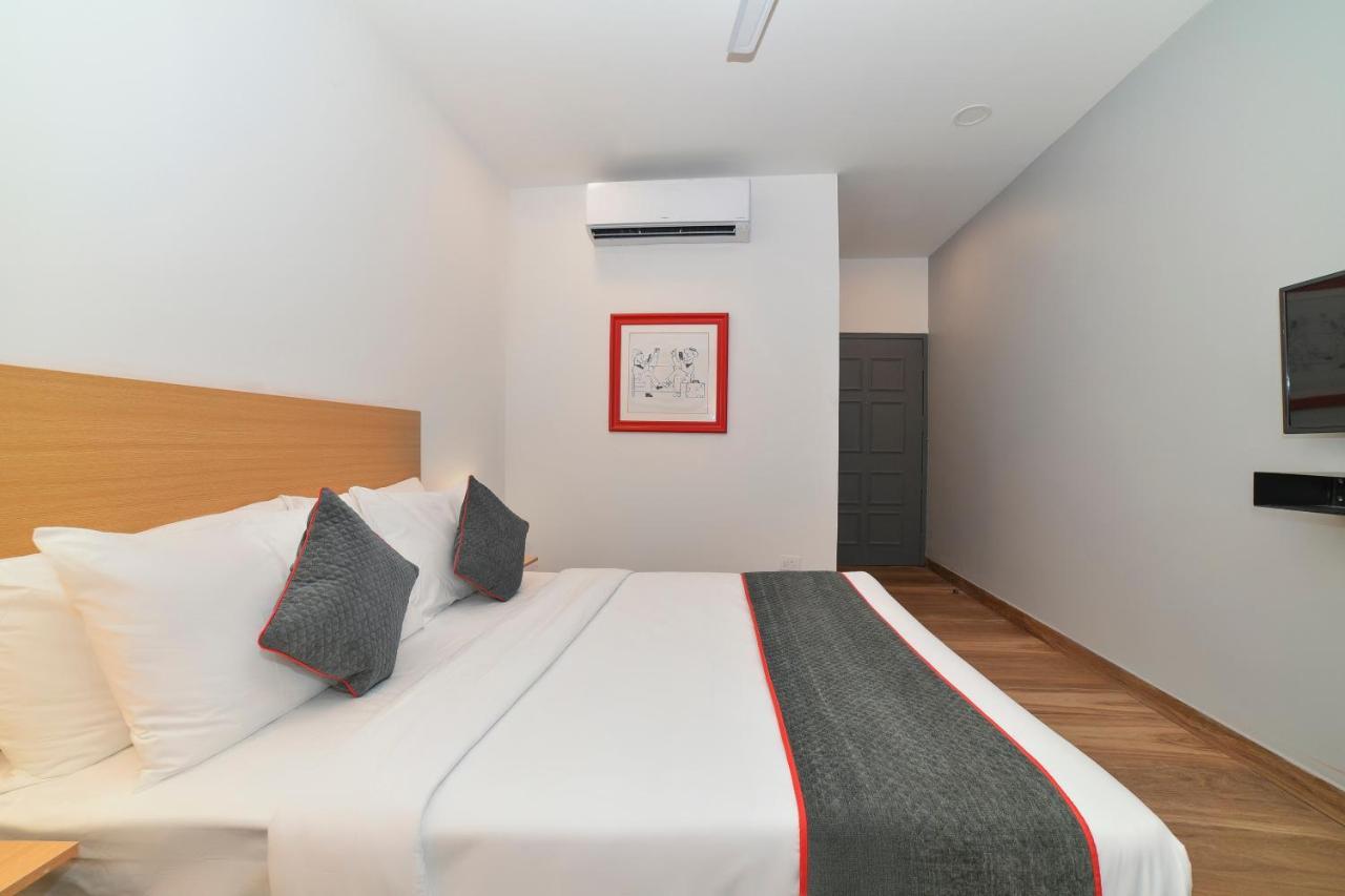 Vaccinated Staff- Oyo Townhouse 384 Nk Hotels Dispur Bagian luar foto